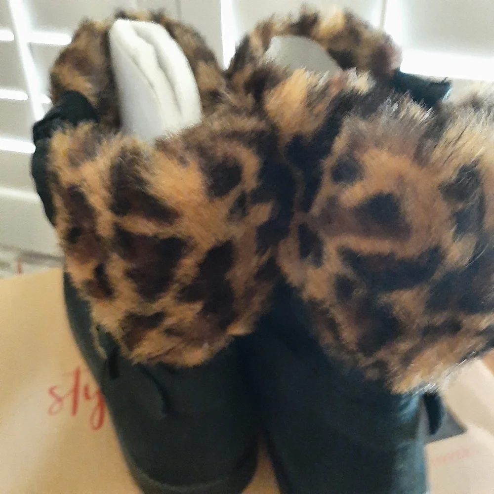 EUC G by GUESS ANKLE BOOTS. SUEDE UPPERS TRIMMED IN FAUX LEOPARD FUR.